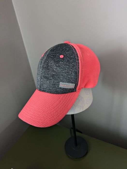 Nowa. Czapka z daszkiem, bejsbolówka. Reserved