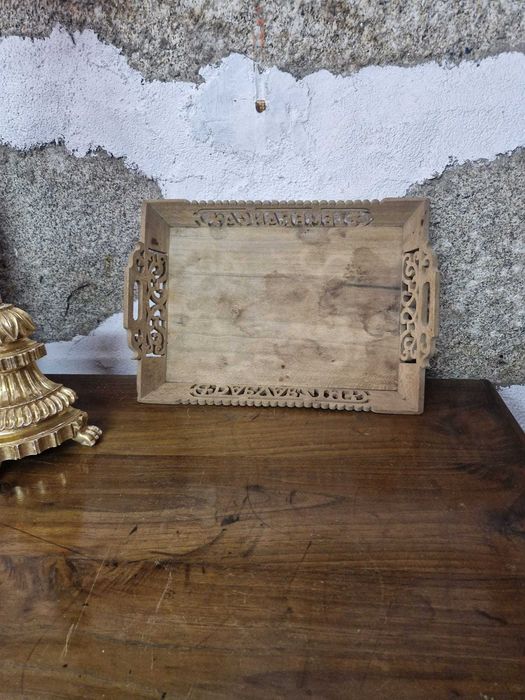 Conjunto de 2 tabuleiros (um em vime e outro em madeira) e 2 garrafas