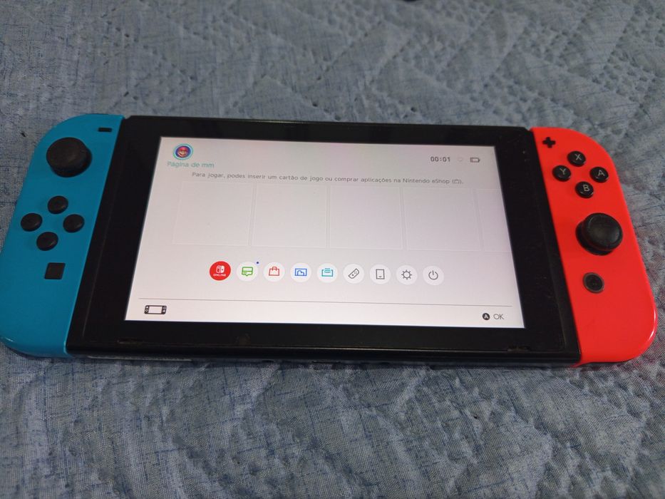 Nintendo usada azul e vermelho