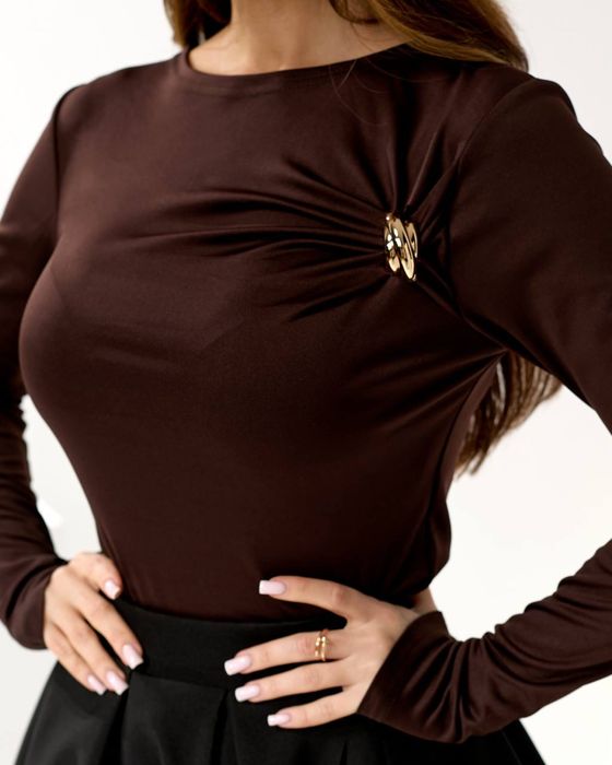 Лонгслів з брошкою