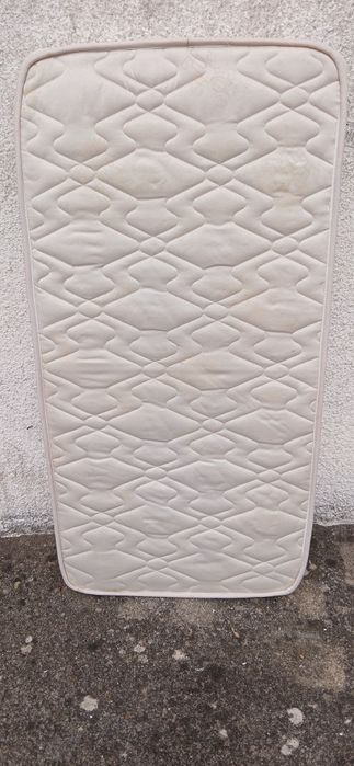 Cama de bebé com colchão em ferro