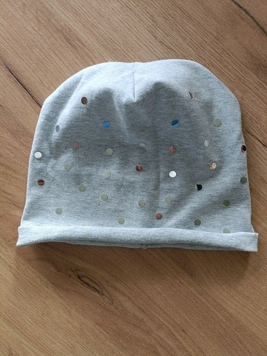 Szara czapka w kropki