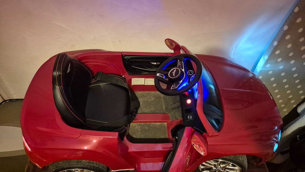 Vendo carro eletrico bentley para criança ate 5 anos ou 25 quilos.