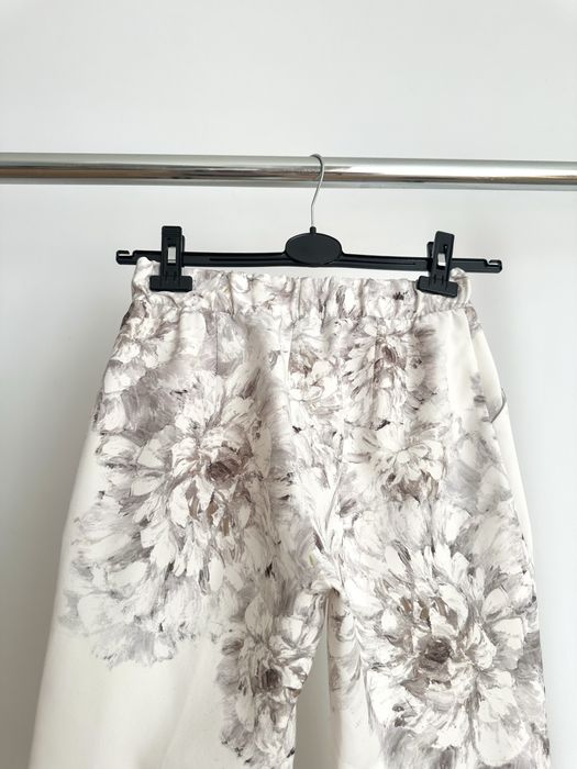 Białe damskie spodnie eleganckie wzorzyste komunia chrest M 38 Butik