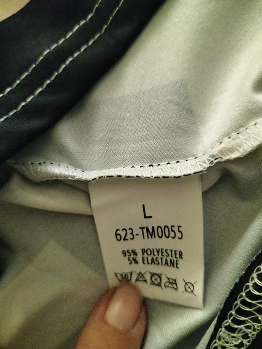Camisola decote em V tamanho L. Mangas giras