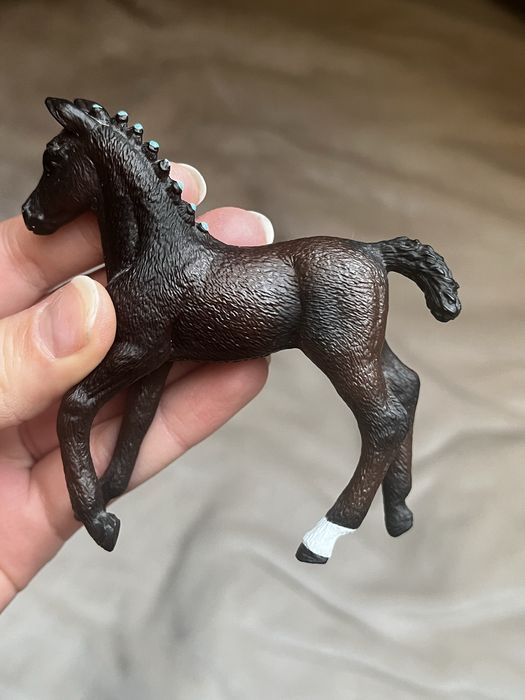Figurki źrebaki hanoweskie koń schleich