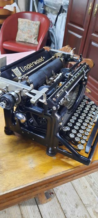 Duas máquinas de escrever