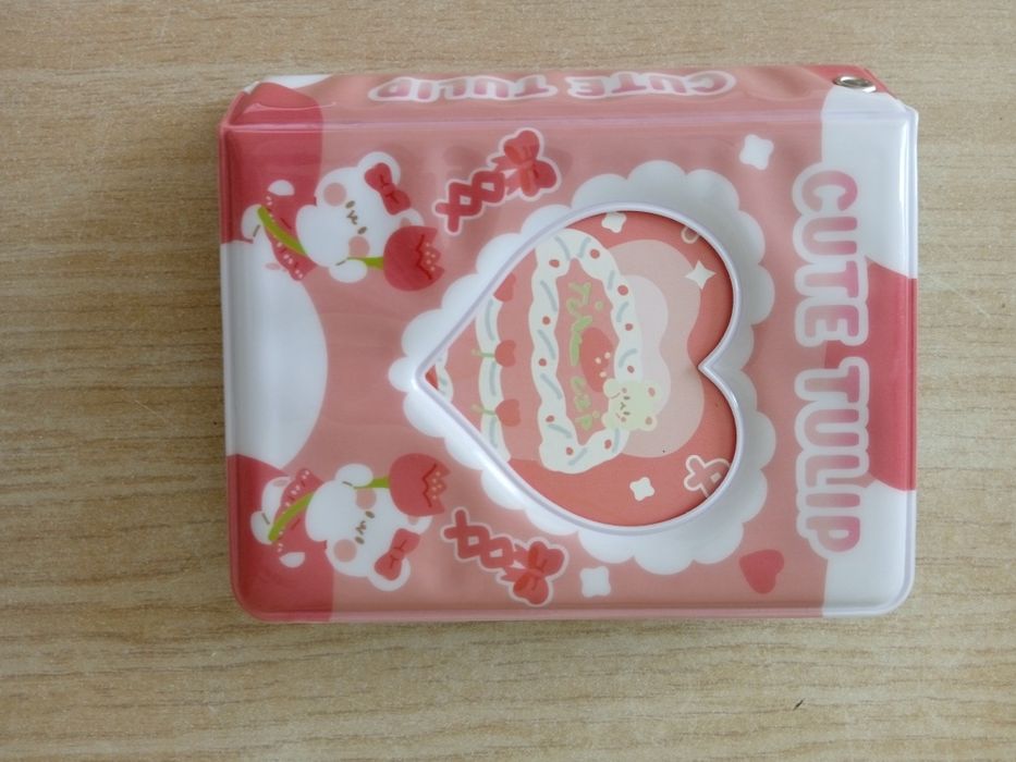 Біндер з картками к-поп повністю заповнений.