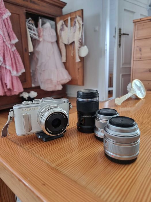 Olympus PEN E-PL8 + 4 obiektywy + lampa + 2 akumulatory | Kompletny zestaw