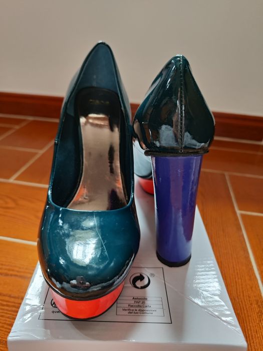 Sapatos muito originais. Equivalente ao n37
