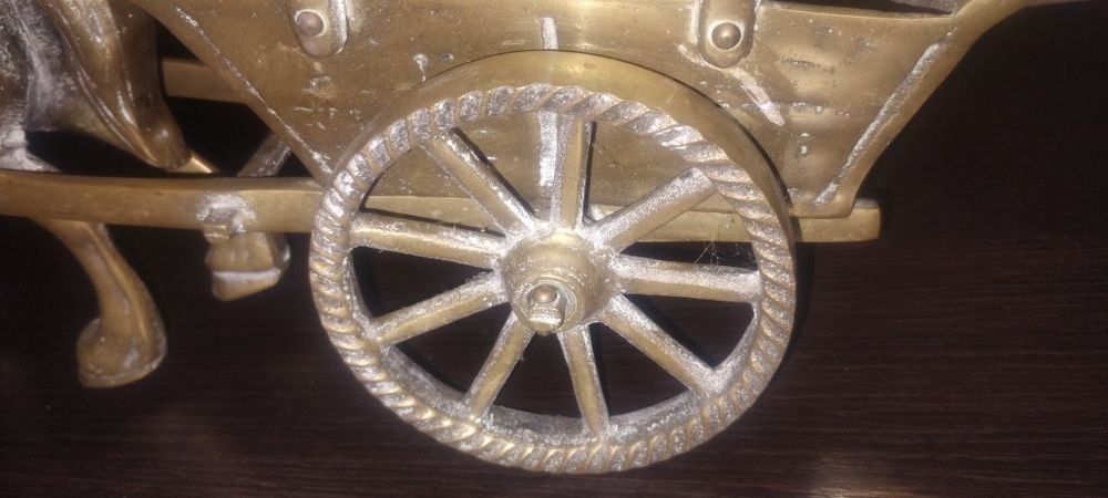 Bryczką z koniem wykonana z mosiądzu