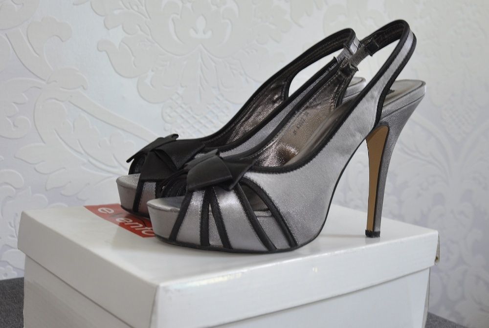 Srebrne szpilki na platformie