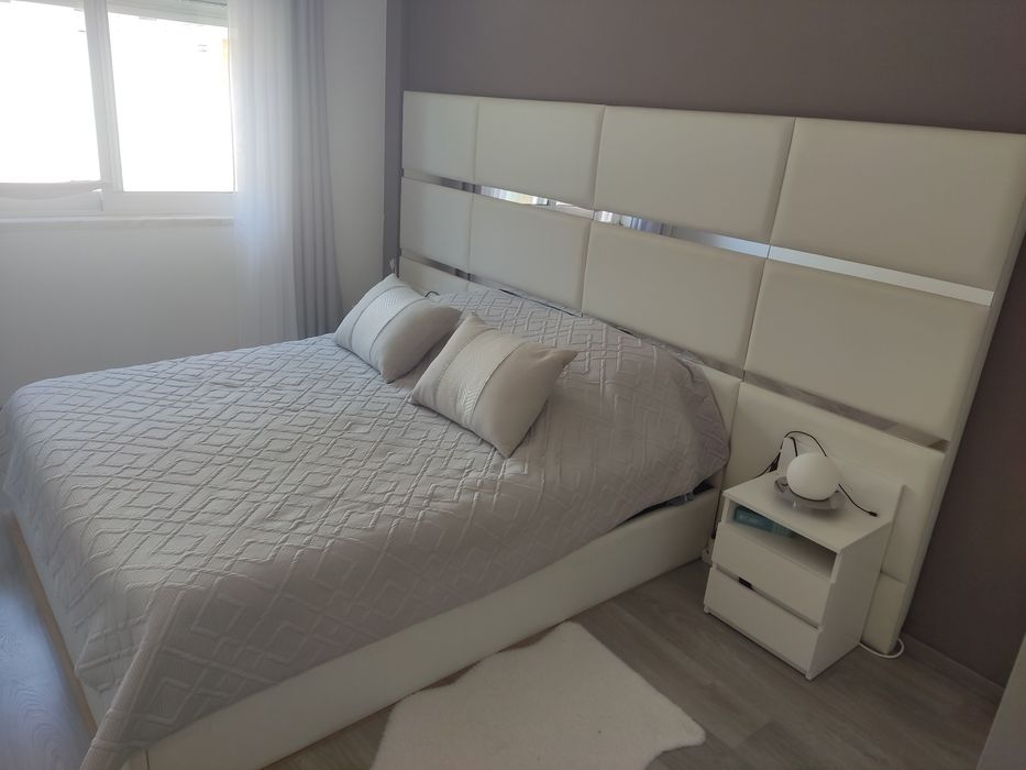 Cama Casal com Arrumação + Cabeceira 3,10m por 1,60 altura + 2 Mesinhas de Cabeceira | Excelente Estado