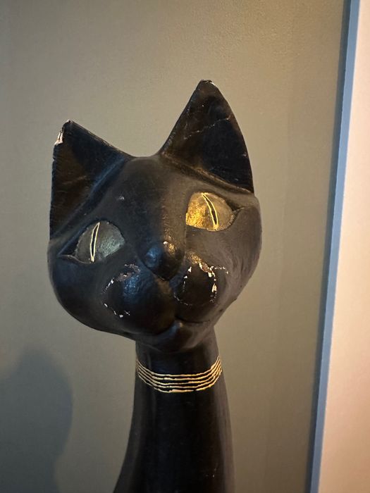 Duża drewniana figurka kota