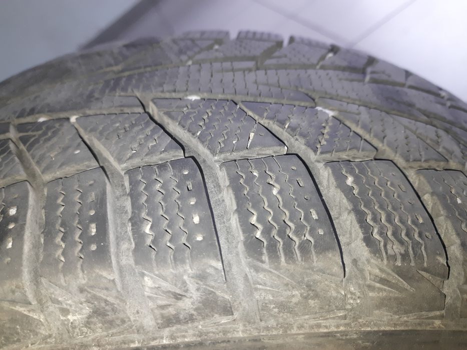 Продам зимові шини Hankook 185/65 r14 в гарному стані.