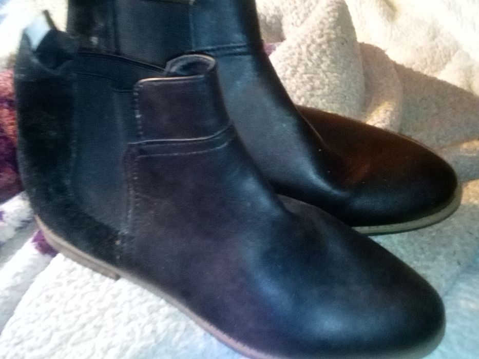 Botas unisexo NR.39 pele genuína pretas  novas 10€