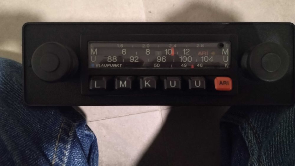 Vários auto rádios antigos para grandes marcas