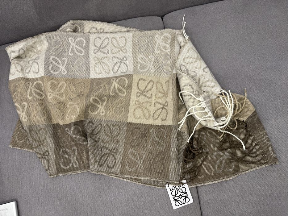 Стильний трендовий шарф Loewe