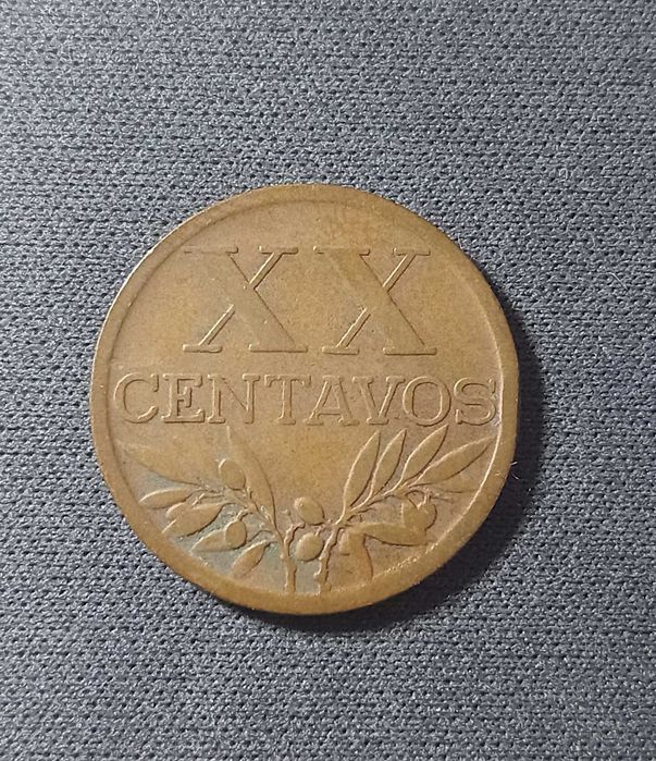 Lote de 35 Moedas Antigas Portuguesas (2$50, 10 Escudos e 20 Centavos 1945)