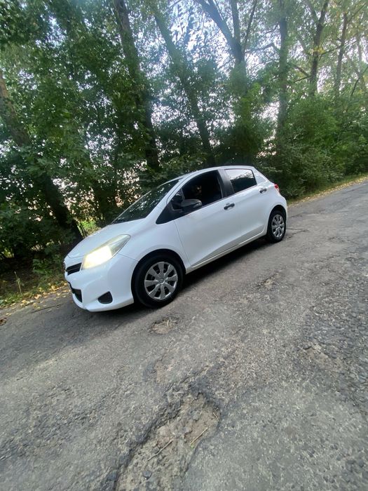 Тойота yaris 2013р