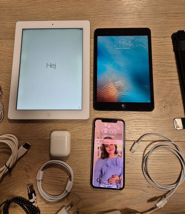 Tablet iPhone xs , Apple, słuchawki airpods apple