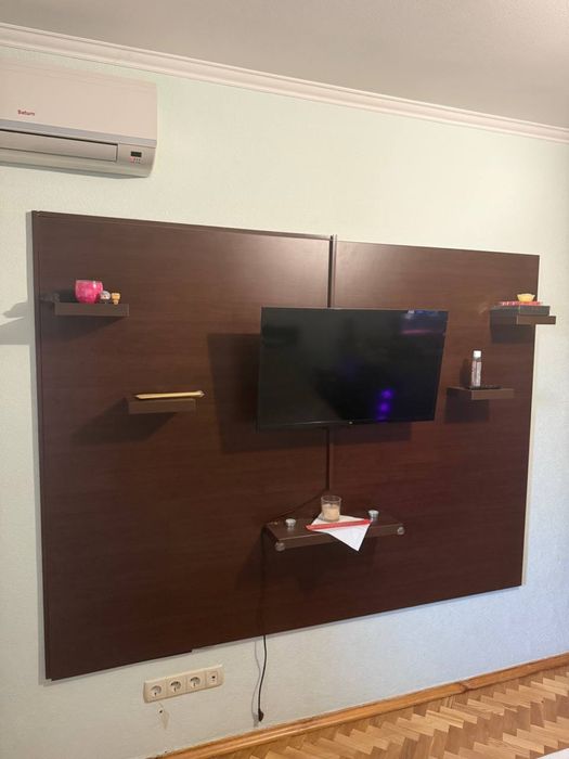 Настенная декоративная панель с полками