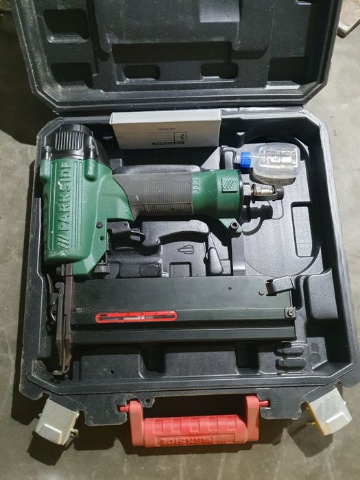 Várias máquinas para construção civil