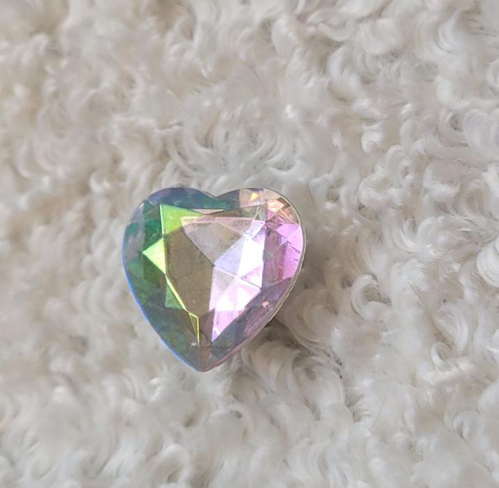 Przypinka do crocs mieniące serce