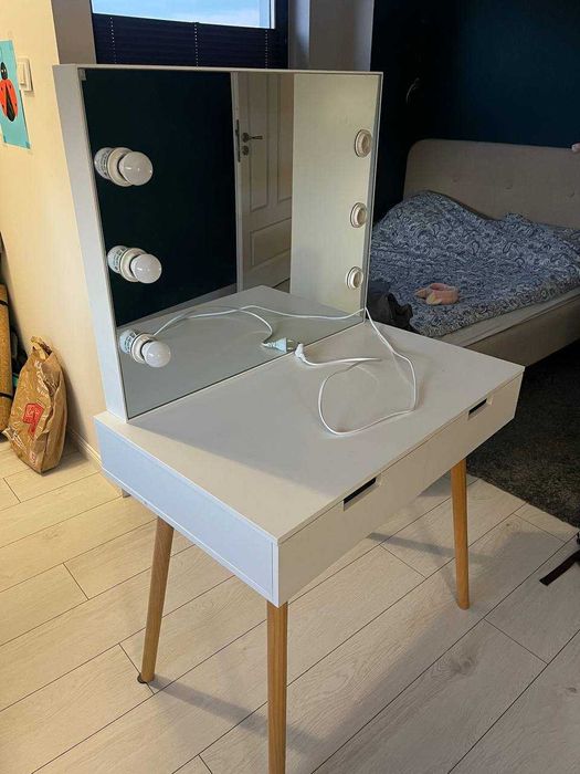 Toaletka z lustrem typu Hollywood