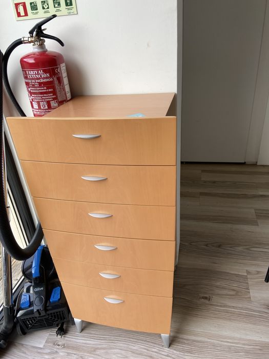 Movel de gavetas em madeira