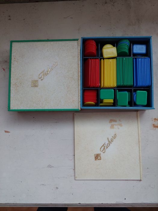 2 caixas originais com fichas de jogo antigas em plástico