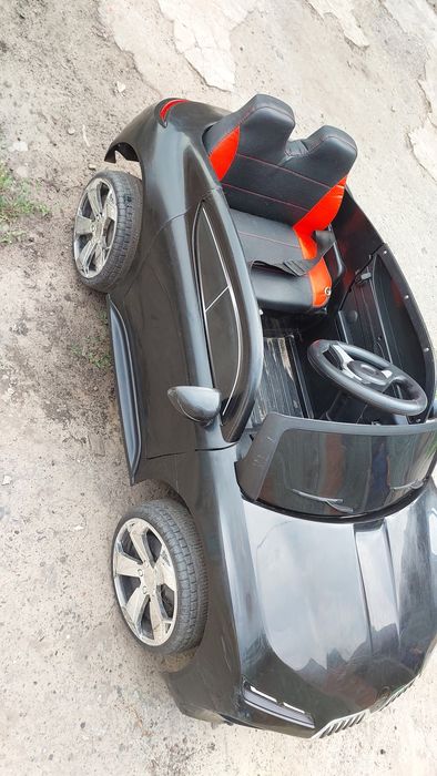 Дитячий електромобіль