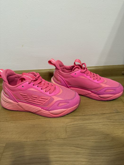 Кросівки жіночі