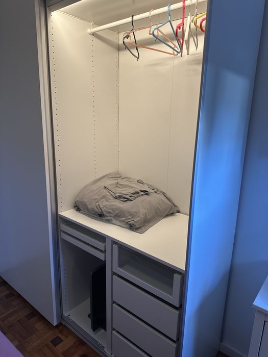 Vendo aqui um guarda roupas como novo