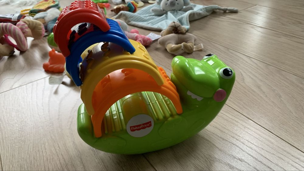 Zabawki dla niemowlaka - grzechotki, miekkie ksiażeczki, przytulanki