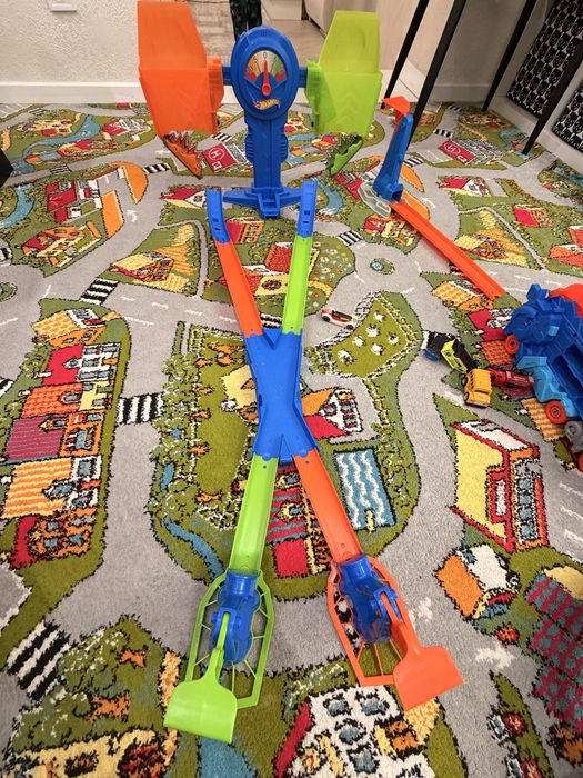 Hot wheels гірка лоя машинок