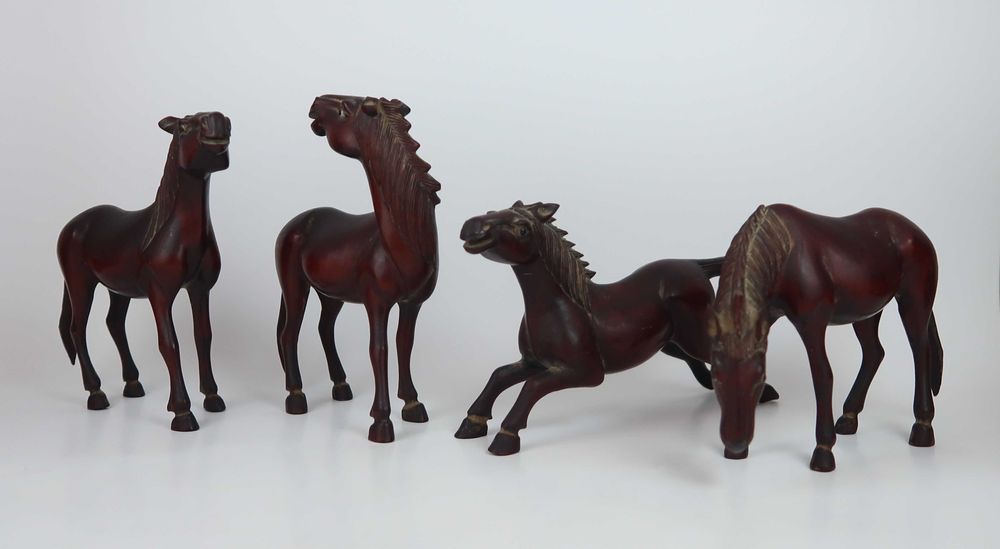 Esculturas - Cavalos em madeira esculpida - 17 cm, CADA