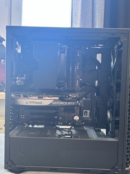 Mocny PC do gier RTX 4070 + 2 monitory + akcesoria – gotowy setup