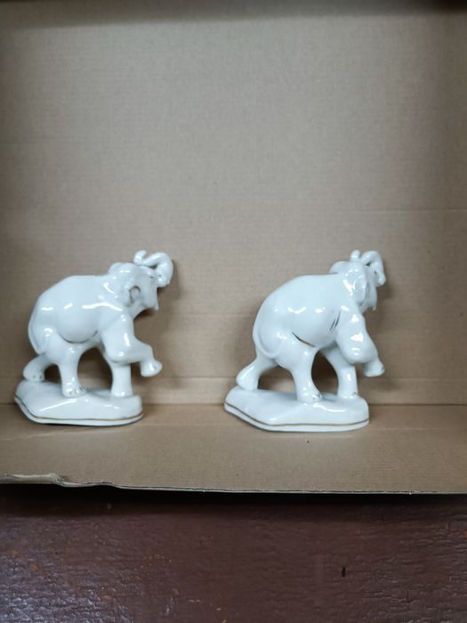 Фарфор статуетка,Слони.Старая Городница 1950-ые  СССР,за пару.