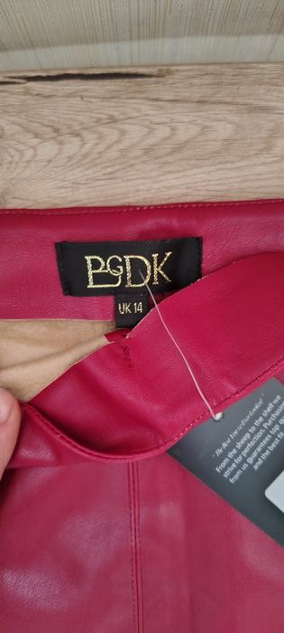 Стильні спідниці середньої довжини з еко шкіри