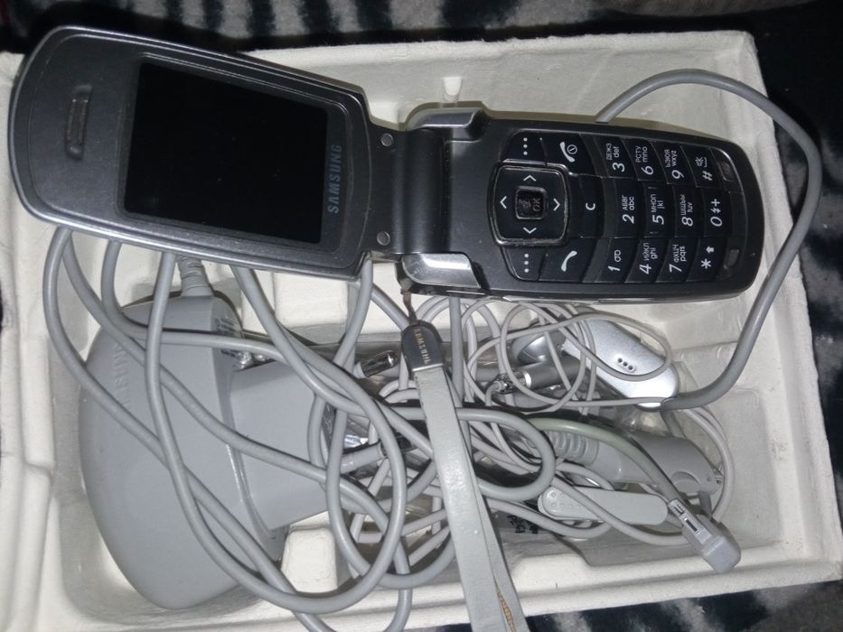 Лот кнопочных телефонов.