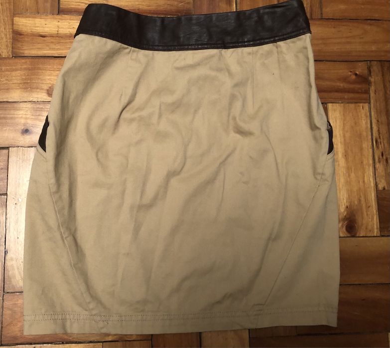 Saia Hilfiger Denim bege e castanha. Tamanho S.
