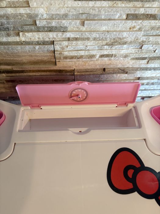 Mesa e cadeira Hello Kitty