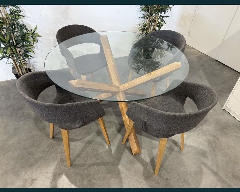 Stół szklany z krzeslami