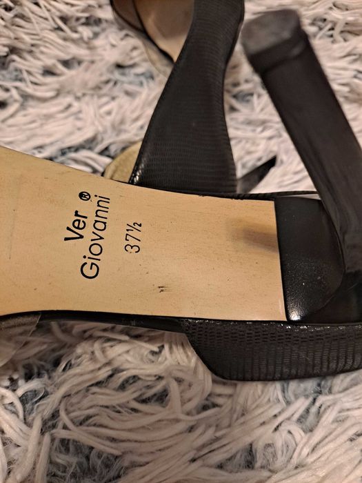 czarne szpilki zgrabne