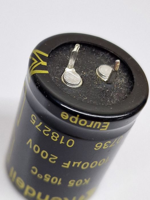 #687    Kondensator elektrolityczny Kendeil 1000uF 200