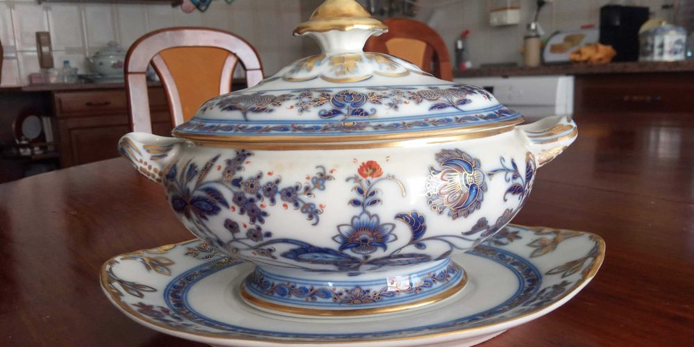 Terrina em porcelana Vista Alegre - Pintada à mão