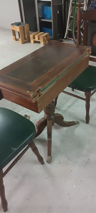 Mesa de jogos com cadeiras