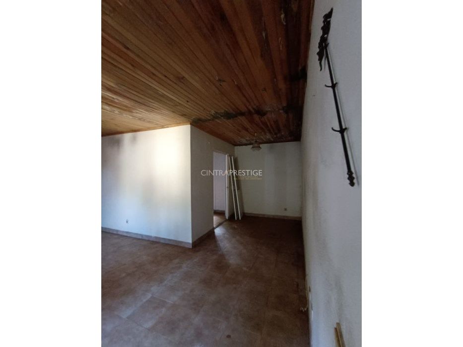 Casa implantada em terreno de 2200 m2 em pleno Pinhal de Colares