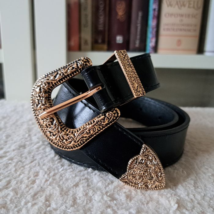 Nowy pasek z ozdobną klamrą